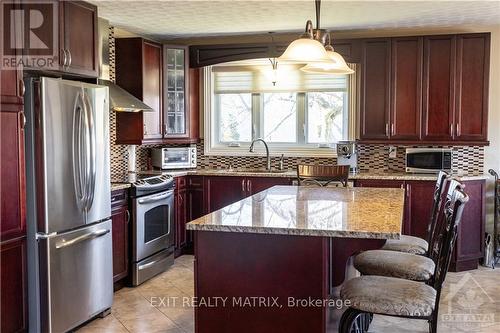 828 Notre Dame Street, Russell, ON - Indoor Photo Showing Kitchen