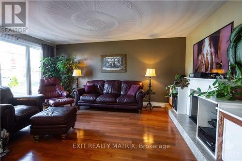 828 Notre Dame Street, Russell, ON - Indoor Photo Showing Living Room