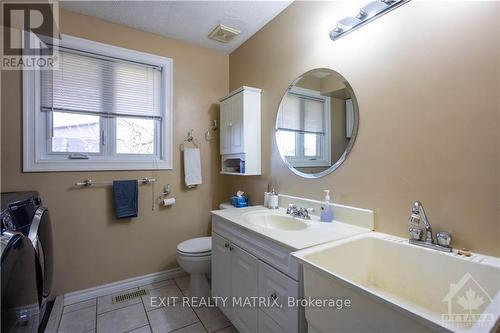 828 Notre Dame Street, Russell, ON - Indoor Photo Showing Bathroom