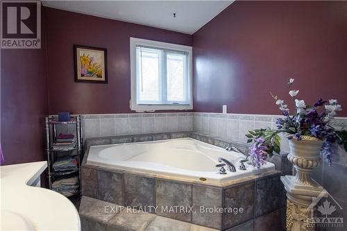 828 Notre Dame Street, Russell, ON - Indoor Photo Showing Bathroom