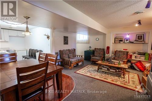 828 Notre Dame Street, Russell, ON - Indoor Photo Showing Living Room