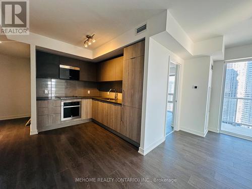 2209 - 2033 Kennedy Road, Toronto, ON - Indoor Photo Showing Kitchen