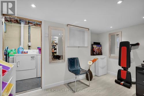 1405 Jalna Boulevard, London, ON - Indoor Photo Showing Laundry Room