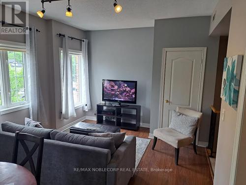 16 - 10480 Islington Avenue, Vaughan, ON - Indoor Photo Showing Living Room