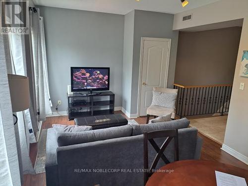 16 - 10480 Islington Avenue, Vaughan, ON - Indoor Photo Showing Living Room