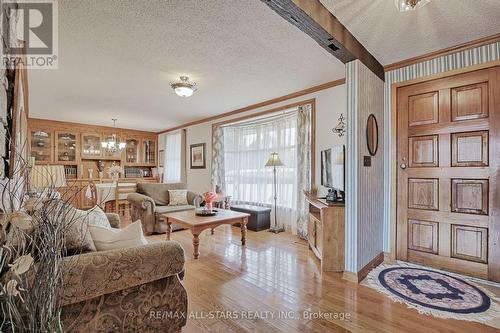 12571 Kennedy Road, Whitchurch-Stouffville, ON - Indoor Photo Showing Living Room