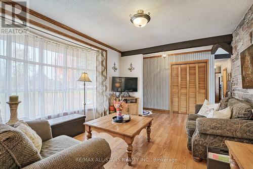 12571 Kennedy Road, Whitchurch-Stouffville, ON - Indoor Photo Showing Living Room