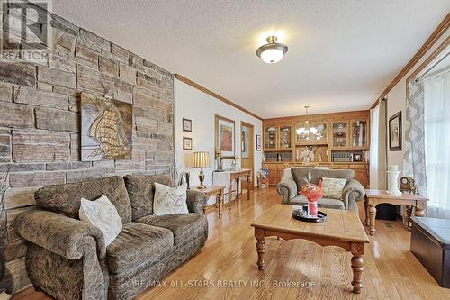 12571 Kennedy Road, Whitchurch-Stouffville, ON - Indoor Photo Showing Living Room