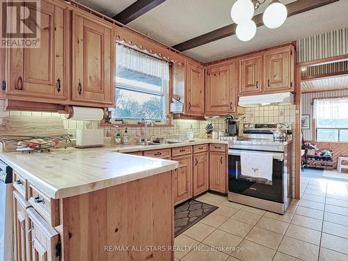 12571 Kennedy Road, Whitchurch-Stouffville, ON - Indoor Photo Showing Kitchen