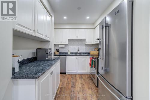 19 - 2880 Headon Forest Drive, Burlington, ON - Indoor Photo Showing Kitchen