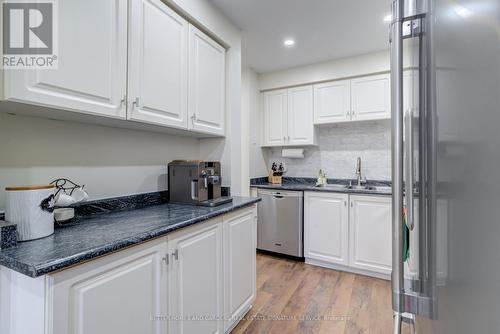 19 - 2880 Headon Forest Drive, Burlington, ON - Indoor Photo Showing Kitchen