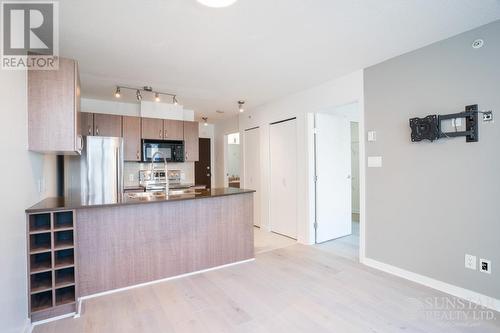 914 610 Granville Avenue, Vancouver, BC - Indoor Photo Showing Kitchen