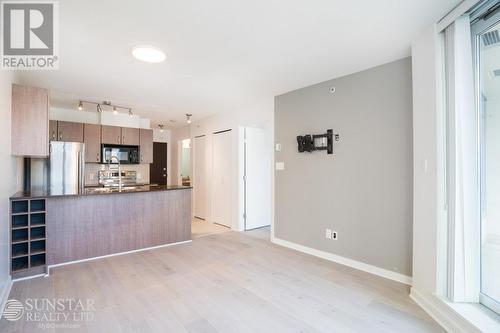 914 610 Granville Avenue, Vancouver, BC - Indoor Photo Showing Kitchen