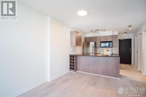 914 610 Granville Avenue, Vancouver, BC - Indoor Photo Showing Kitchen