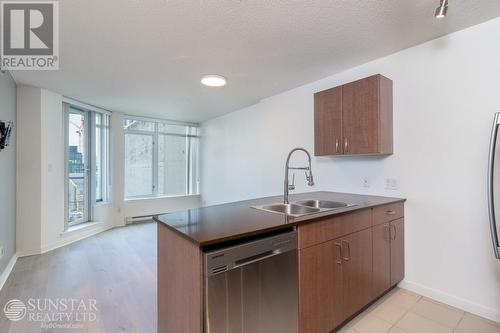 914 610 Granville Avenue, Vancouver, BC - Indoor Photo Showing Kitchen With Double Sink