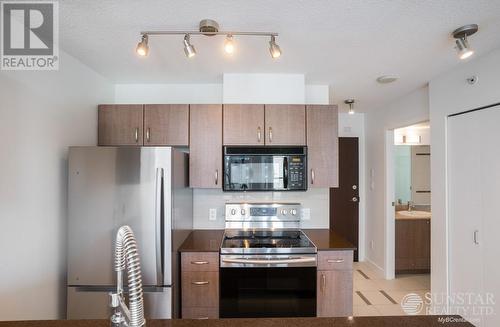 914 610 Granville Avenue, Vancouver, BC - Indoor Photo Showing Kitchen With Stainless Steel Kitchen