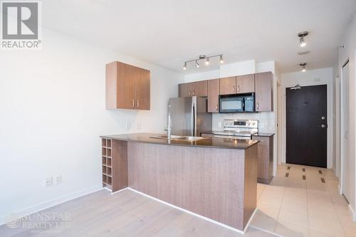 914 610 Granville Avenue, Vancouver, BC - Indoor Photo Showing Kitchen