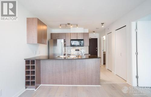 914 610 Granville Avenue, Vancouver, BC - Indoor Photo Showing Kitchen