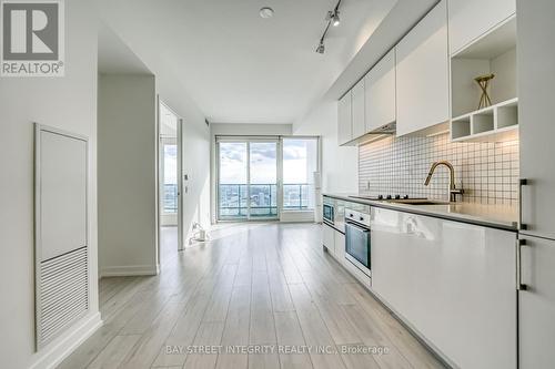 3205 - 5 Buttermill Avenue, Vaughan, ON - Indoor Photo Showing Kitchen With Upgraded Kitchen