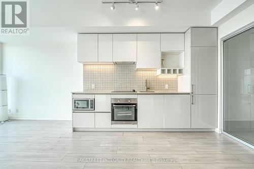 3205 - 5 Buttermill Avenue, Vaughan, ON - Indoor Photo Showing Kitchen