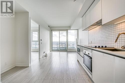 3205 - 5 Buttermill Avenue, Vaughan, ON - Indoor Photo Showing Kitchen With Upgraded Kitchen