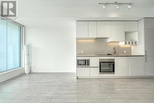 3205 - 5 Buttermill Avenue, Vaughan, ON - Indoor Photo Showing Kitchen