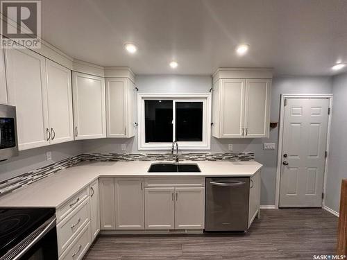 942 Confederation Drive, Saskatoon, SK - Indoor Photo Showing Kitchen