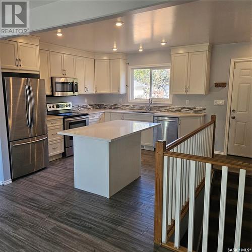 942 Confederation Drive, Saskatoon, SK - Indoor Photo Showing Kitchen With Upgraded Kitchen