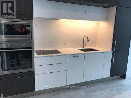 504 - 1 Edgewater Drive, Toronto, ON - Indoor Photo Showing Kitchen