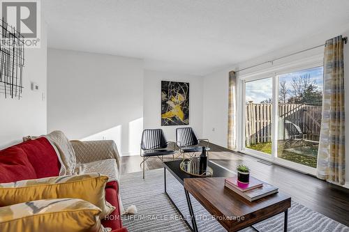 12 - 293 Limeridge Road W, Hamilton, ON - Indoor Photo Showing Living Room