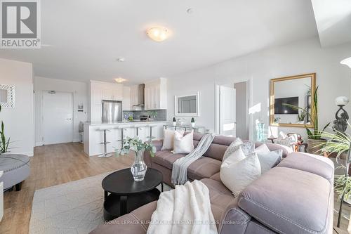 409 - 1 Redfern Avenue, Hamilton, ON - Indoor Photo Showing Living Room