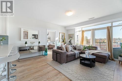 409 - 1 Redfern Avenue, Hamilton, ON - Indoor Photo Showing Living Room