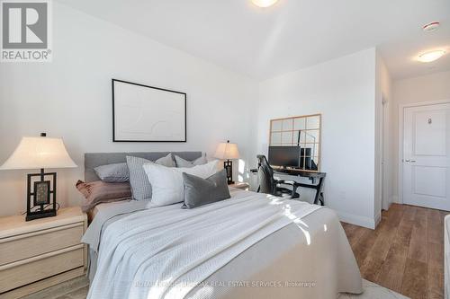 409 - 1 Redfern Avenue, Hamilton, ON - Indoor Photo Showing Bedroom