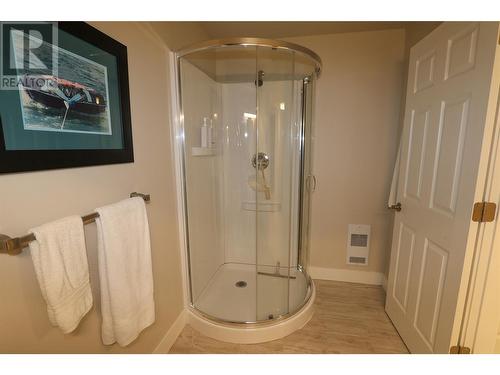 545 309Th Avenue, Kimberley, BC - Indoor Photo Showing Bathroom