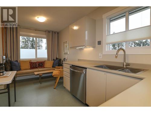 545 309Th Avenue, Kimberley, BC - Indoor Photo Showing Kitchen With Double Sink