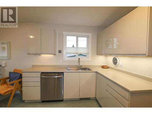 545 309Th Avenue, Kimberley, BC - Indoor Photo Showing Kitchen With Double Sink