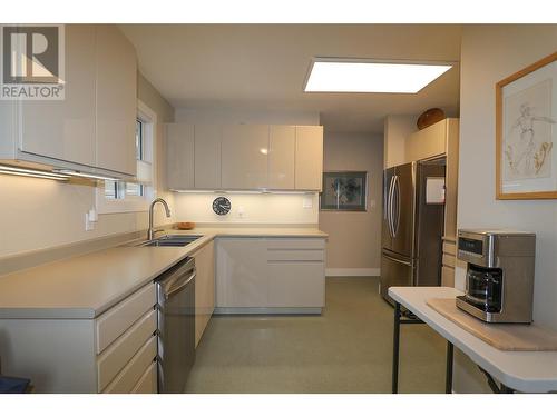 545 309Th Avenue, Kimberley, BC - Indoor Photo Showing Kitchen With Double Sink