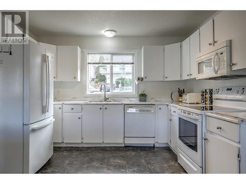 4203 15 Crescent, Vernon, BC - Indoor Photo Showing Kitchen