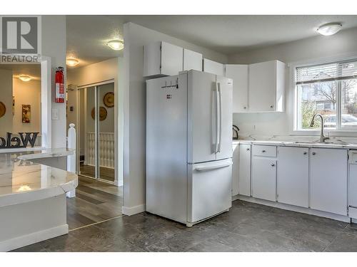 4203 15 Crescent, Vernon, BC - Indoor Photo Showing Kitchen