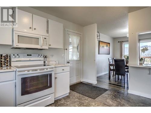 4203 15 Crescent, Vernon, BC - Indoor Photo Showing Kitchen