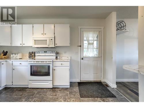 4203 15 Crescent, Vernon, BC - Indoor Photo Showing Kitchen