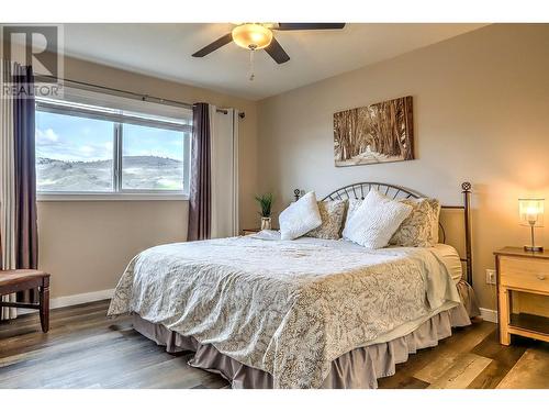 4203 15 Crescent, Vernon, BC - Indoor Photo Showing Bedroom