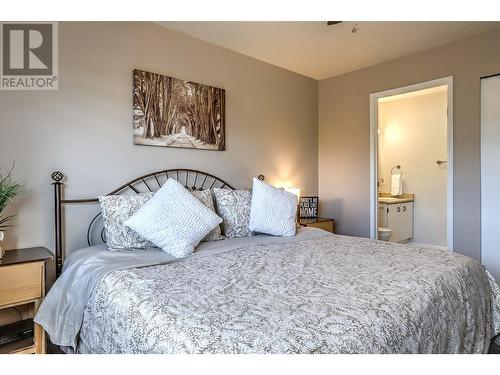 4203 15 Crescent, Vernon, BC - Indoor Photo Showing Bedroom