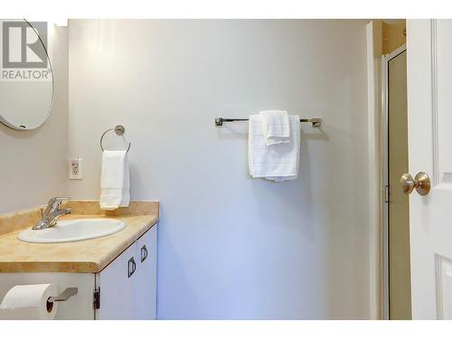 4203 15 Crescent, Vernon, BC - Indoor Photo Showing Bathroom