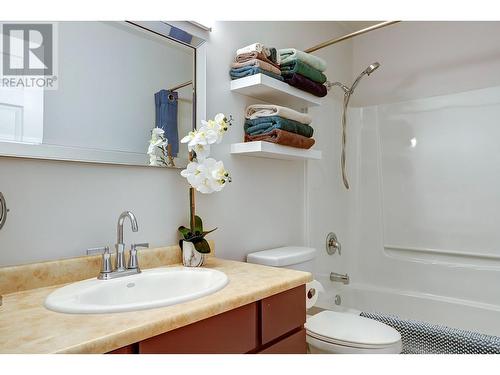 4203 15 Crescent, Vernon, BC - Indoor Photo Showing Bathroom