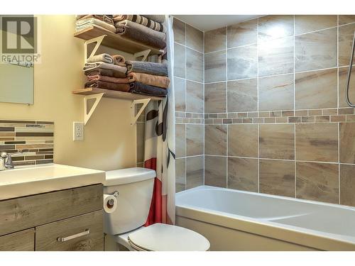 4203 15 Crescent, Vernon, BC - Indoor Photo Showing Bathroom