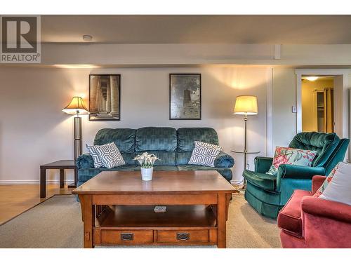 4203 15 Crescent, Vernon, BC - Indoor Photo Showing Living Room