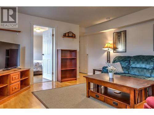 4203 15 Crescent, Vernon, BC - Indoor Photo Showing Living Room