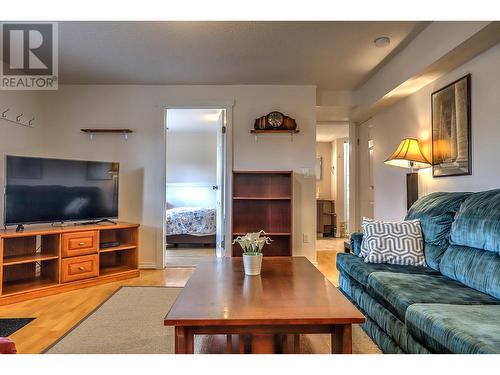 4203 15 Crescent, Vernon, BC - Indoor Photo Showing Living Room