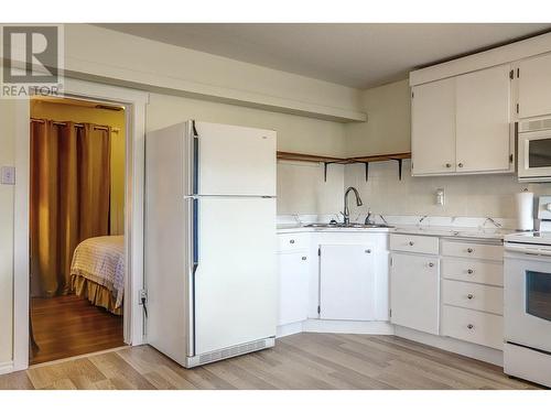 4203 15 Crescent, Vernon, BC - Indoor Photo Showing Kitchen